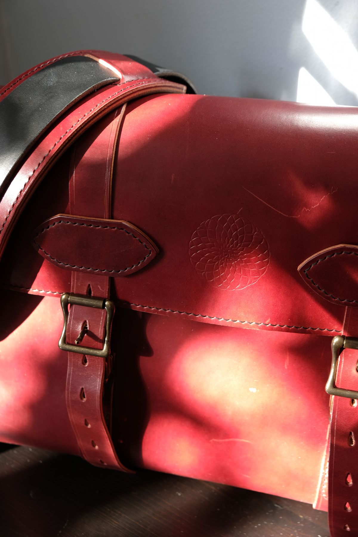 Photo by morosoleatherworks on December 31, 2025 of the Moroso Leatherworks Messenger Bag in Wickett & Craig Burgundy Burnt Harness & Wickett & Craig Black Milled Traditional Harness.