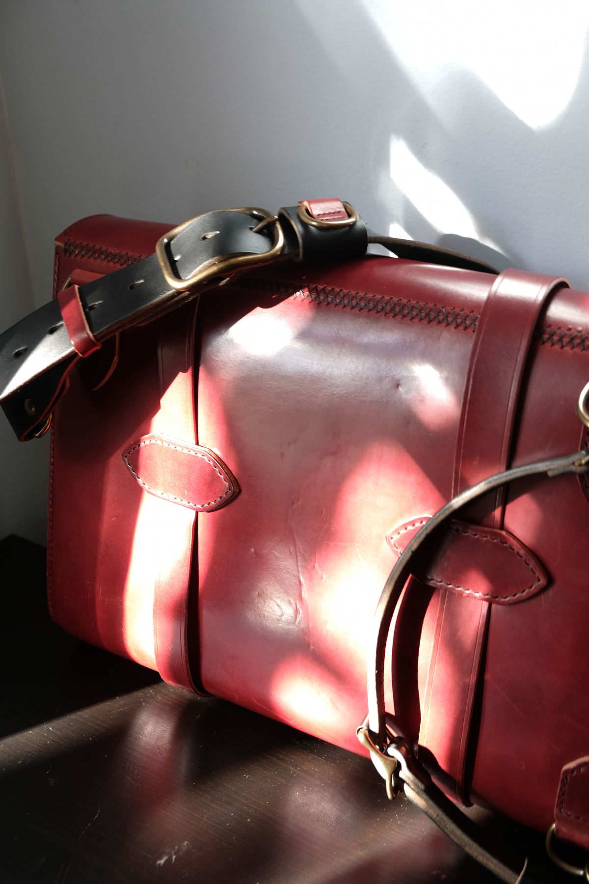 Photo by morosoleatherworks on December 31, 2025 of the Moroso Leatherworks Messenger Bag in Wickett & Craig Burgundy Burnt Harness & Wickett & Craig Black Milled Traditional Harness.