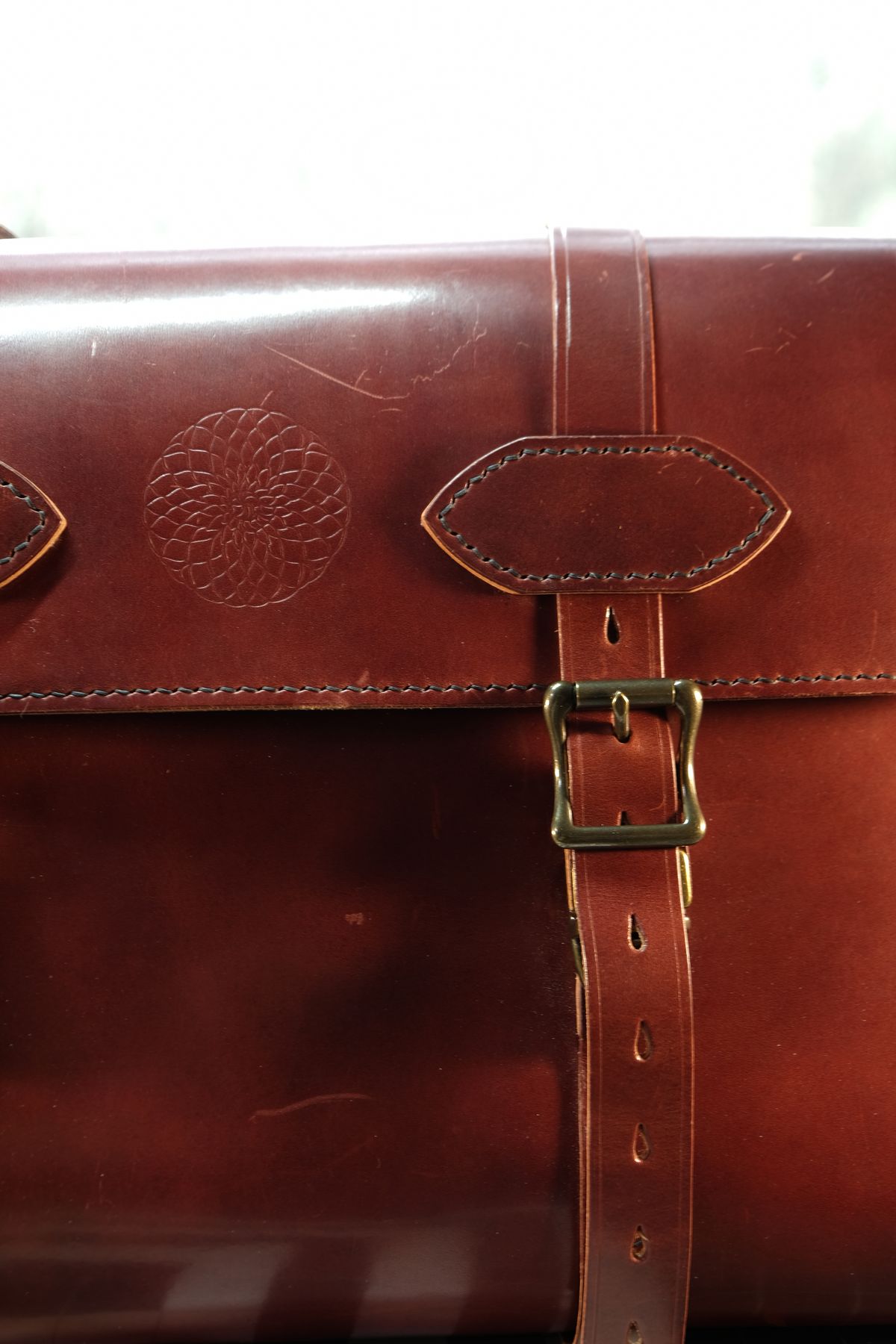 Photo by morosoleatherworks on February 5, 2026 of the Moroso Leatherworks Messenger Bag in Wickett & Craig Burgundy Burnt Harness & Wickett & Craig Black Milled Traditional Harness.