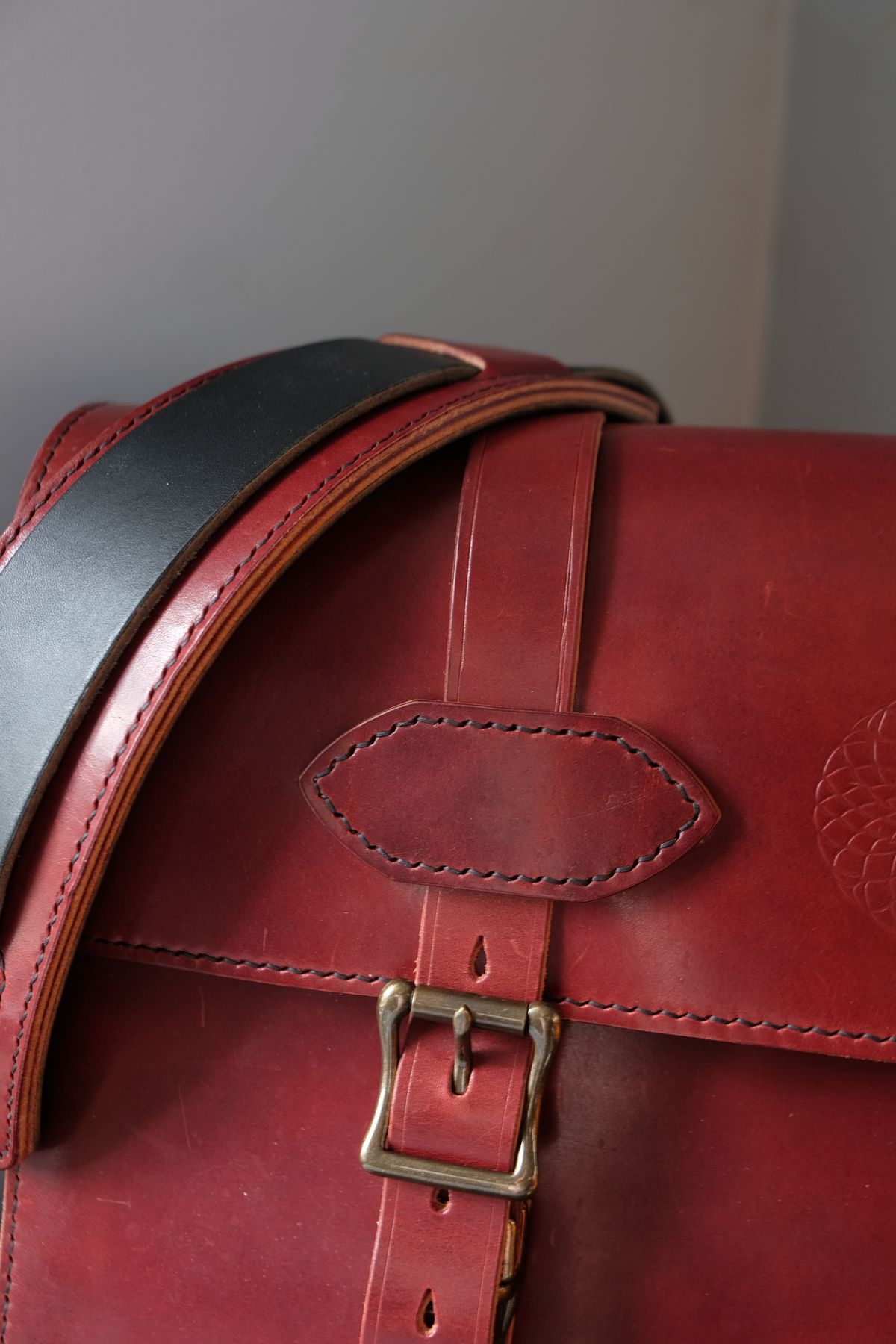 Photo by morosoleatherworks on March 4, 2026 of the Moroso Leatherworks Messenger Bag in Wickett & Craig Burgundy Burnt Harness & Wickett & Craig Black Milled Traditional Harness.
