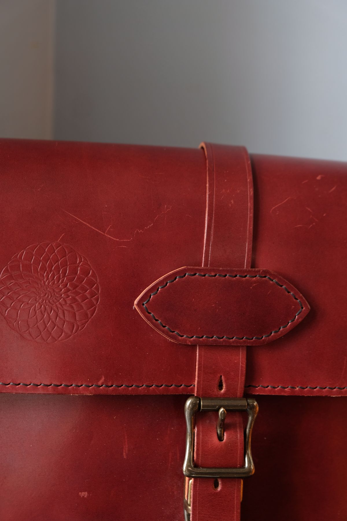 Photo by morosoleatherworks on March 4, 2026 of the Moroso Leatherworks Messenger Bag in Wickett & Craig Burgundy Burnt Harness & Wickett & Craig Black Milled Traditional Harness.