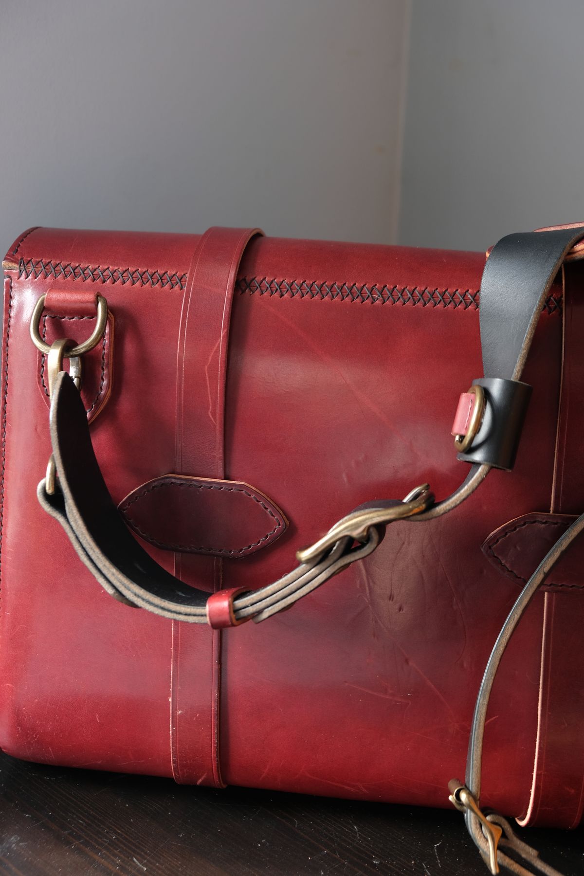 Photo by morosoleatherworks on March 4, 2026 of the Moroso Leatherworks Messenger Bag in Wickett & Craig Burgundy Burnt Harness & Wickett & Craig Black Milled Traditional Harness.