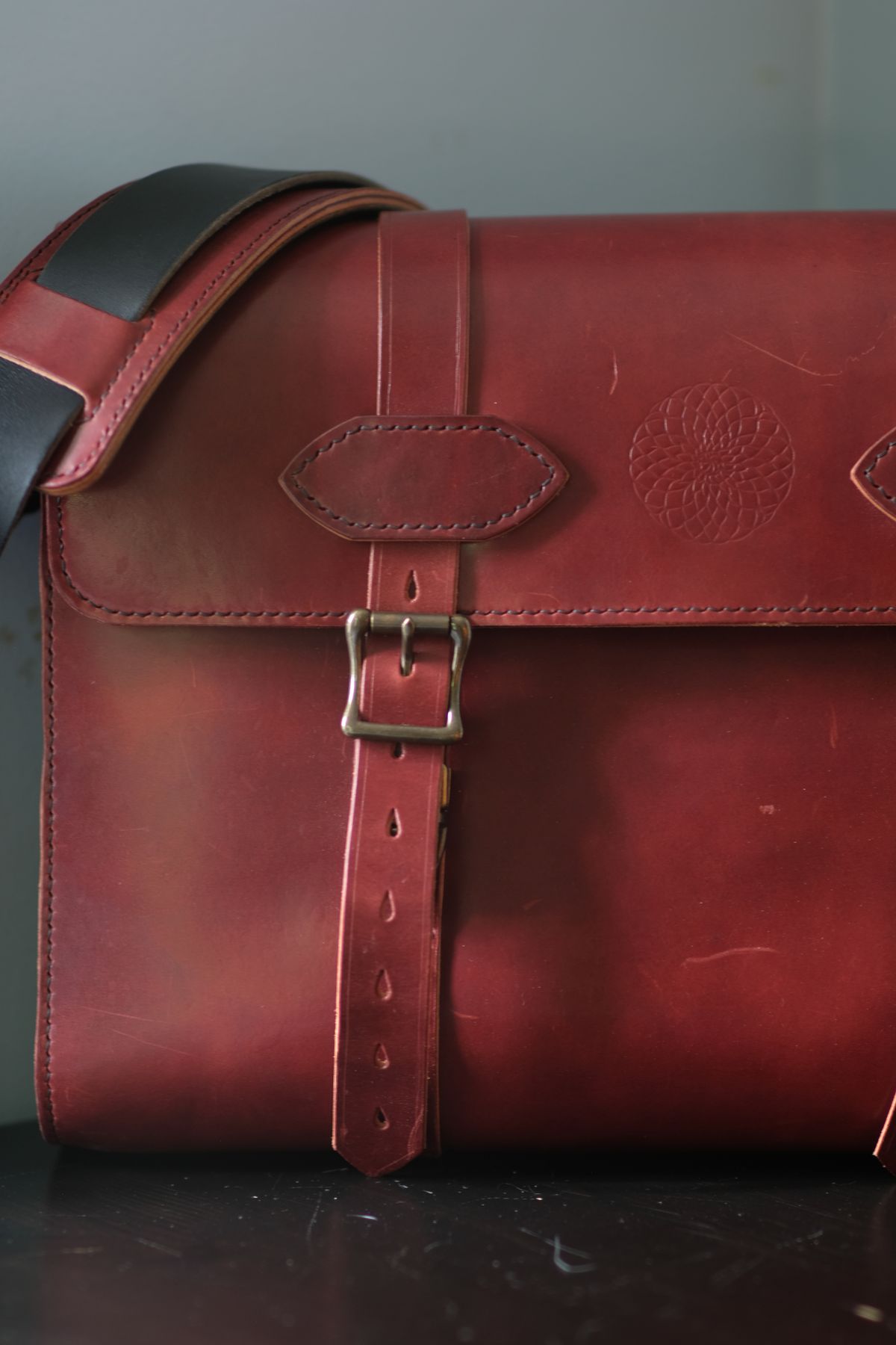 Photo by morosoleatherworks on April 4, 2026 of the Moroso Leatherworks Messenger Bag in Wickett & Craig Burgundy Burnt Harness & Wickett & Craig Black Milled Traditional Harness.