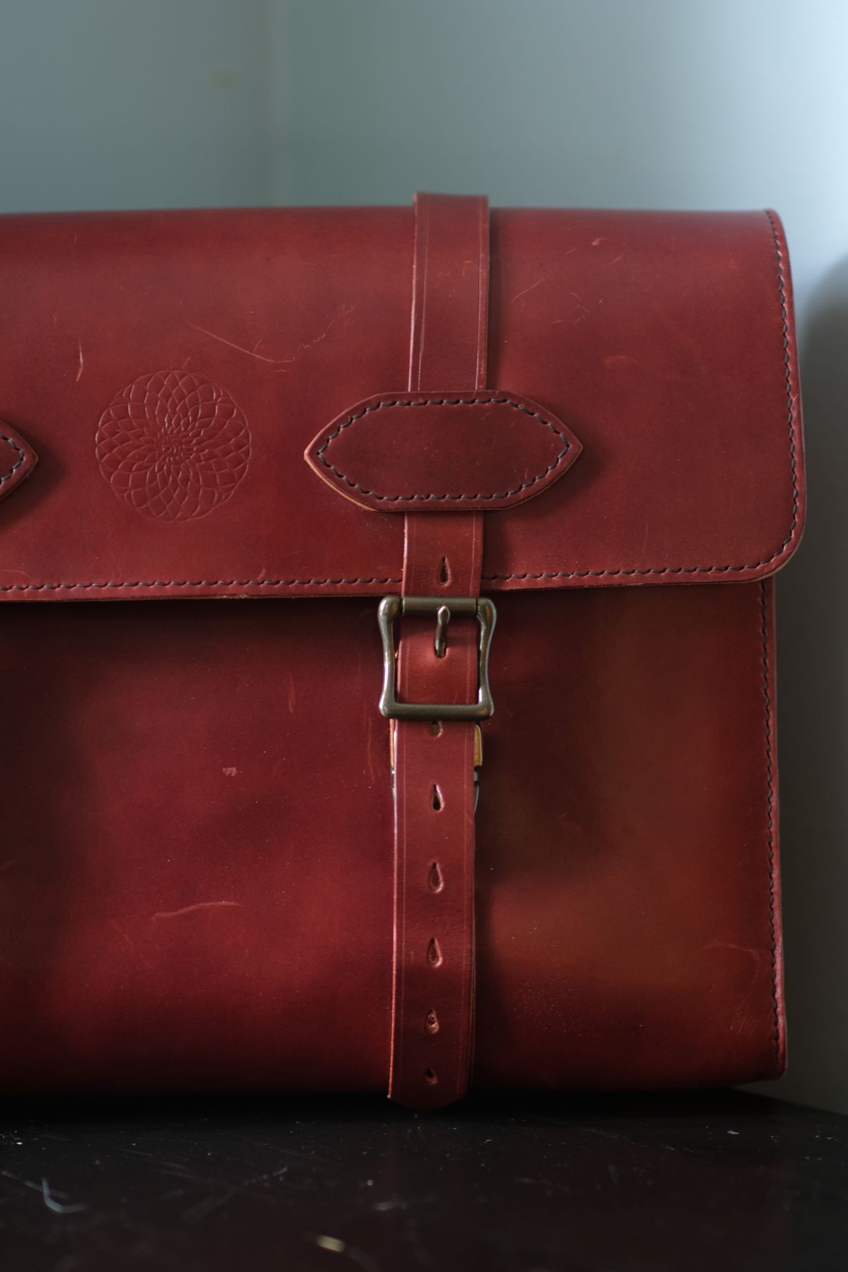 Photo by morosoleatherworks on April 4, 2026 of the Moroso Leatherworks Messenger Bag in Wickett & Craig Burgundy Burnt Harness & Wickett & Craig Black Milled Traditional Harness.