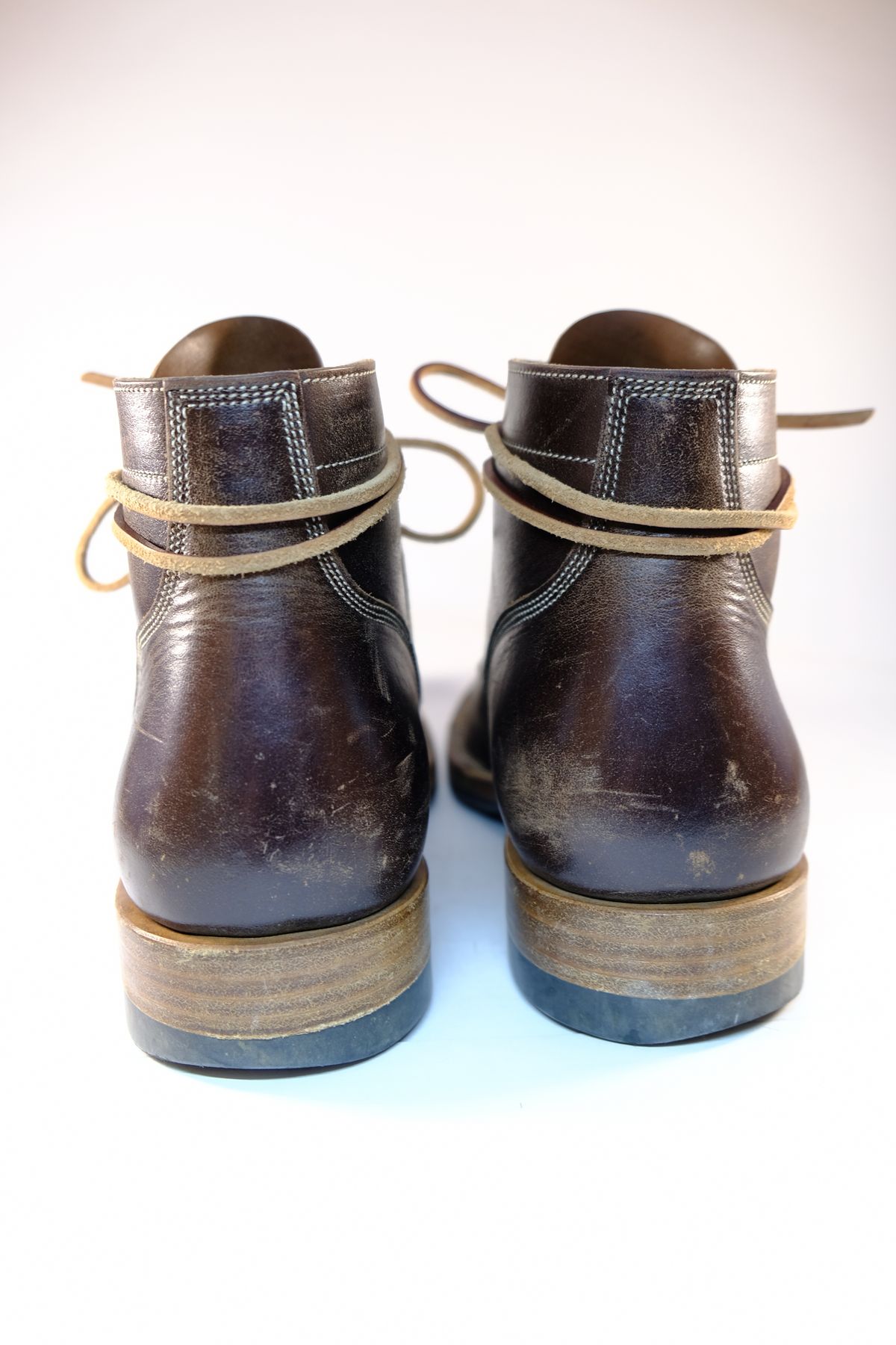 Photo by morosoleatherworks on March 3, 2025 of the Onderhoud SVC03 Service Boot in Maryam T. Moro Horsebutt.