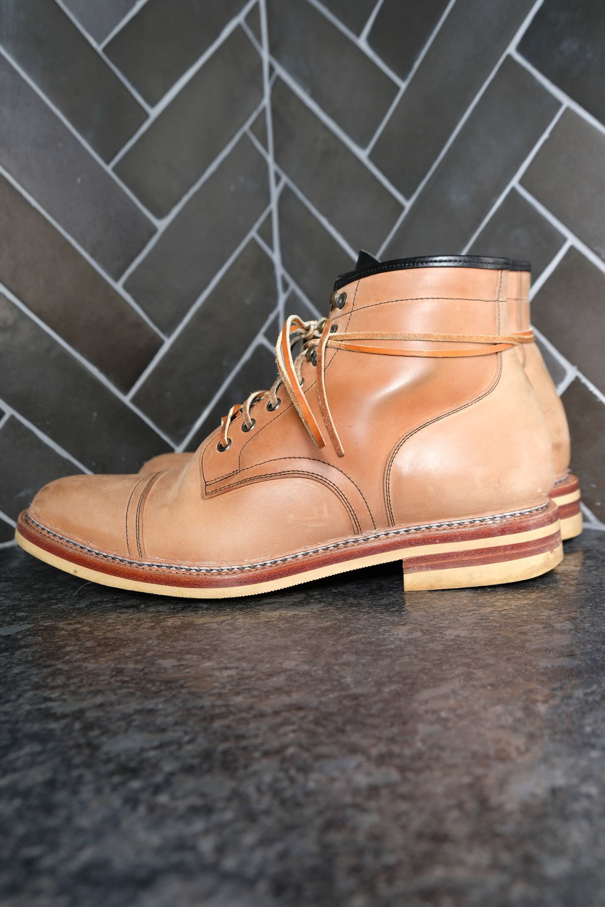 Photo by morosoleatherworks on February 4, 2023 of the Tahura Captoelari in Conceria Cloe Crust Shell Cordovan.