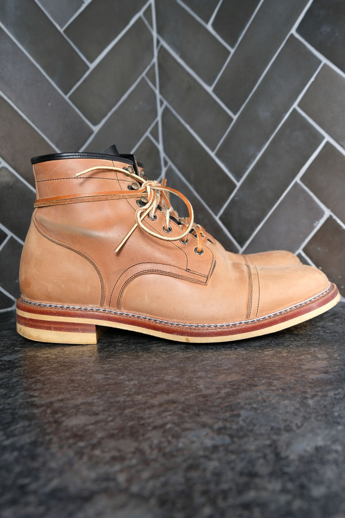 Photo by morosoleatherworks on February 4, 2023 of the Tahura Captoelari in Conceria Cloe Crust Shell Cordovan.
