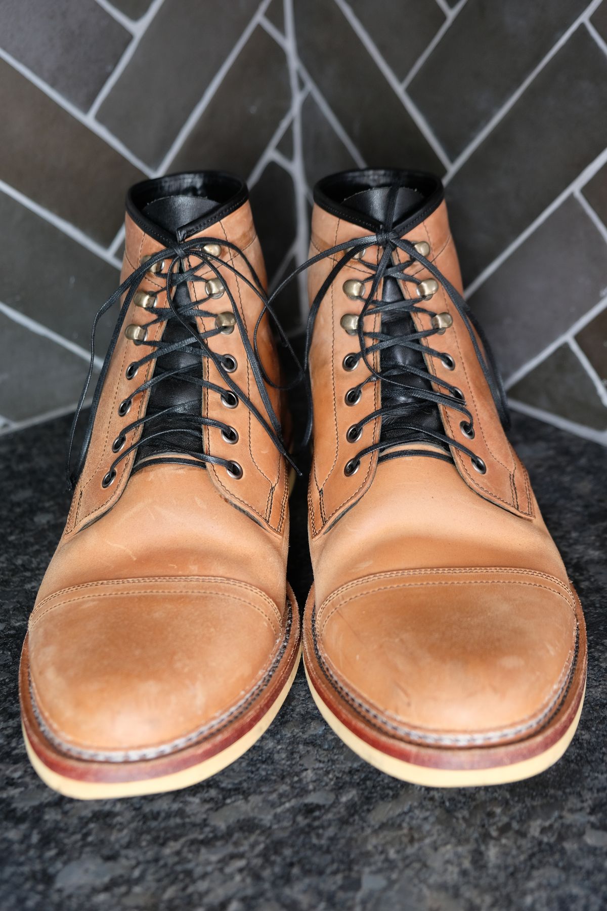 Photo by morosoleatherworks on March 3, 2023 of the Tahura Captoelari in Conceria Cloe Crust Shell Cordovan.