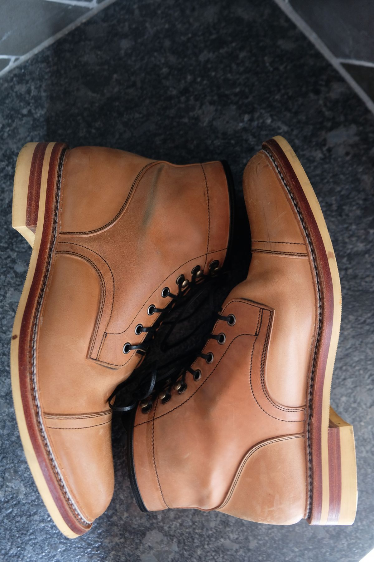 Photo by morosoleatherworks on March 3, 2023 of the Tahura Captoelari in Conceria Cloe Crust Shell Cordovan.