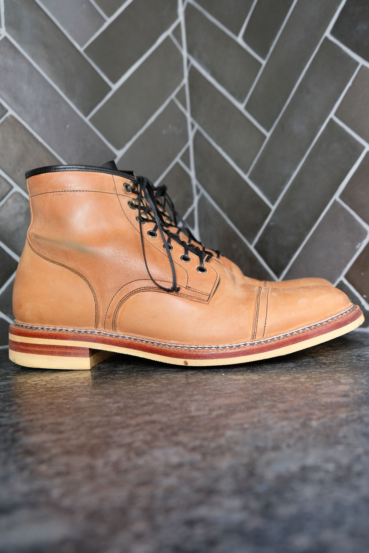 Photo by morosoleatherworks on March 3, 2023 of the Tahura Captoelari in Conceria Cloe Crust Shell Cordovan.