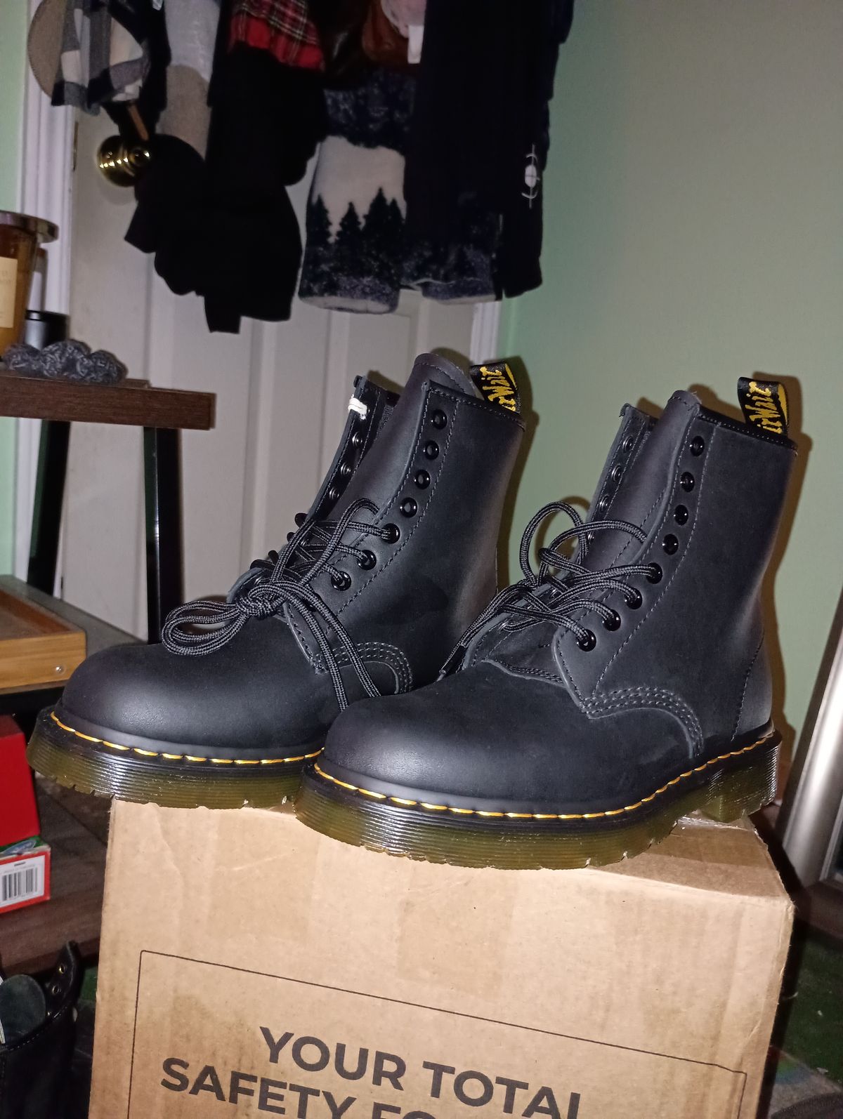 Photo by SidMc01 on September 28, 2024 of the Dr. Martens 1460 SR in Industrial Full Grain.