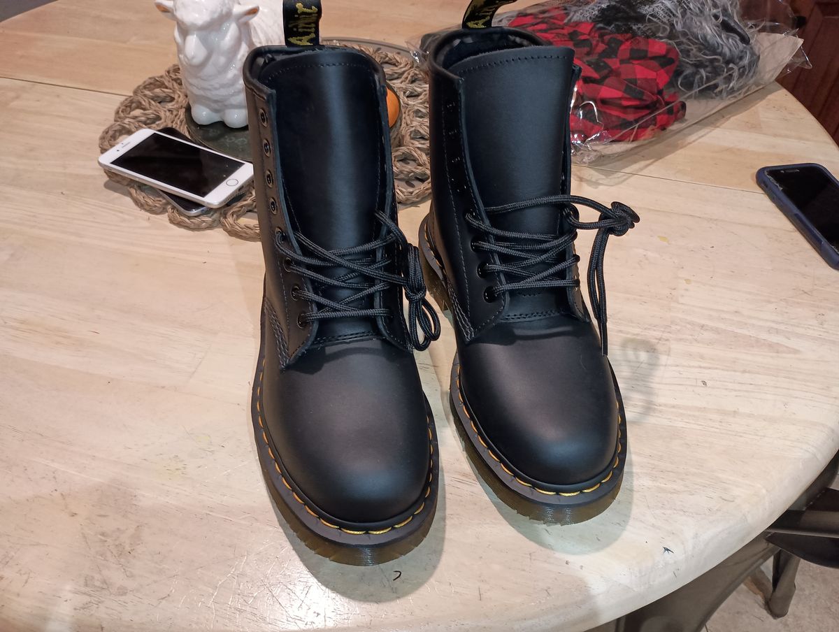 Photo by SidMc01 on October 1, 2024 of the Dr. Martens 1460 SR in Industrial Full Grain.