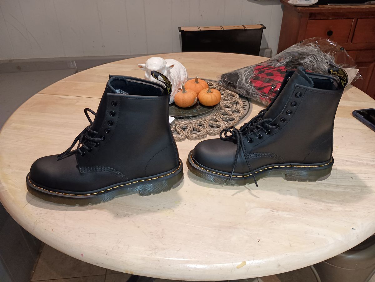 Photo by SidMc01 on October 1, 2024 of the Dr. Martens 1460 SR in Industrial Full Grain.
