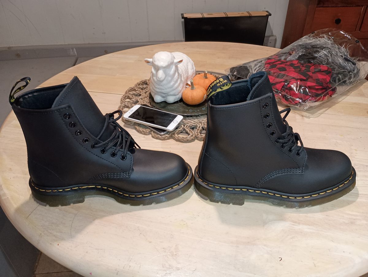 Photo by SidMc01 on October 1, 2024 of the Dr. Martens 1460 SR in Industrial Full Grain.