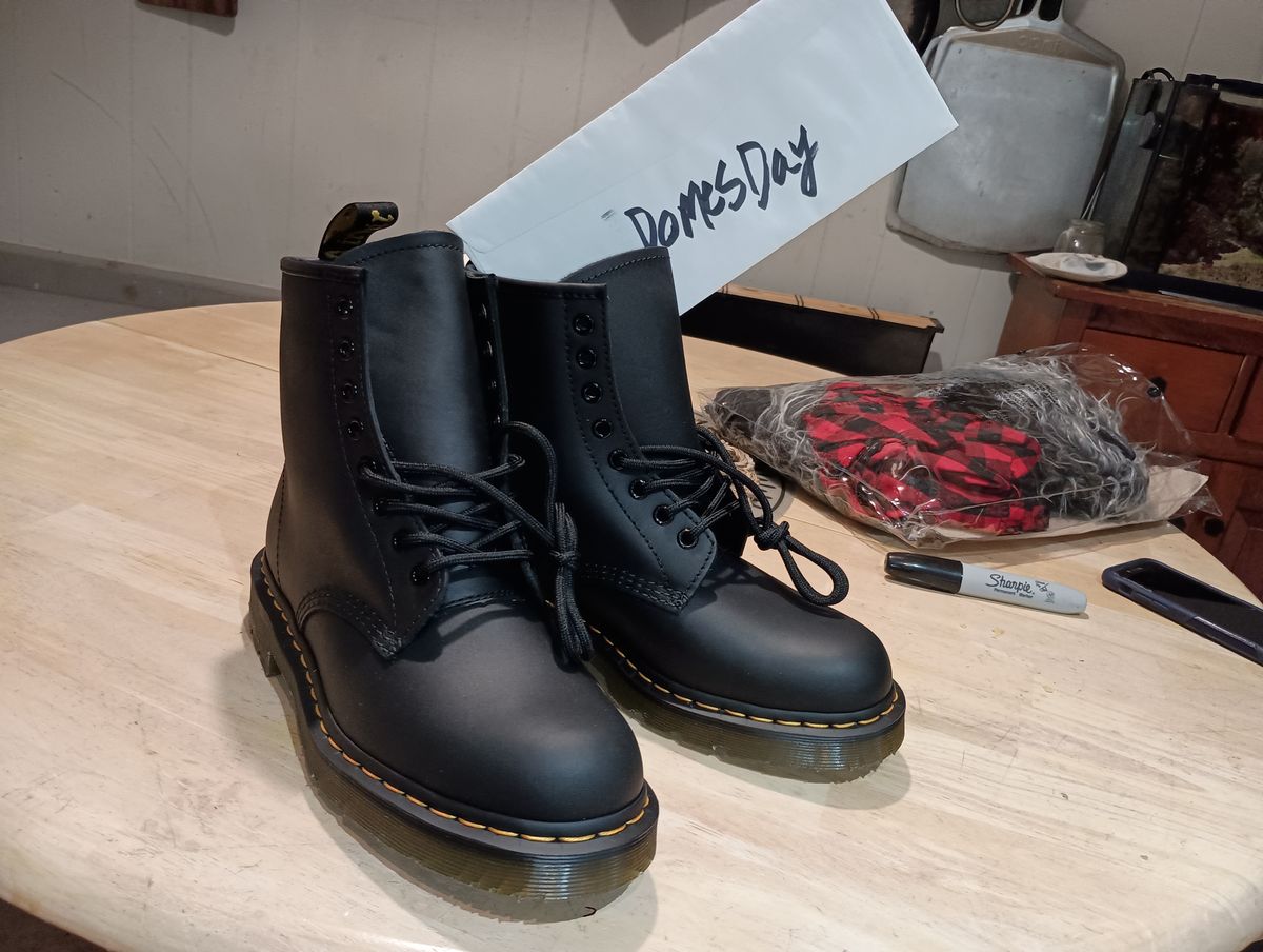 Photo by SidMc01 on October 1, 2024 of the Dr. Martens 1460 SR in Industrial Full Grain.