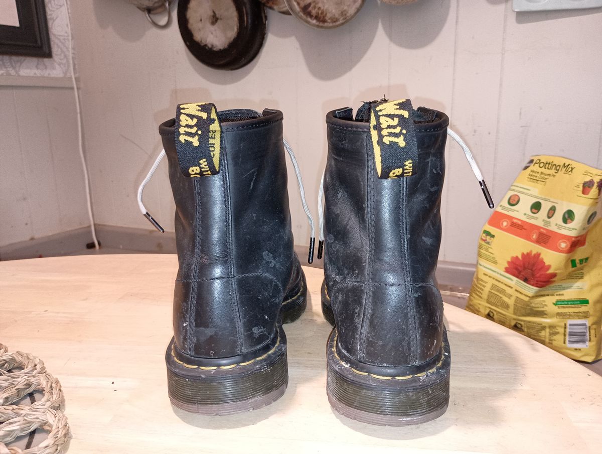 Photo by SidMc01 on February 4, 2025 of the Dr. Martens 1460 SR in Industrial Full Grain.