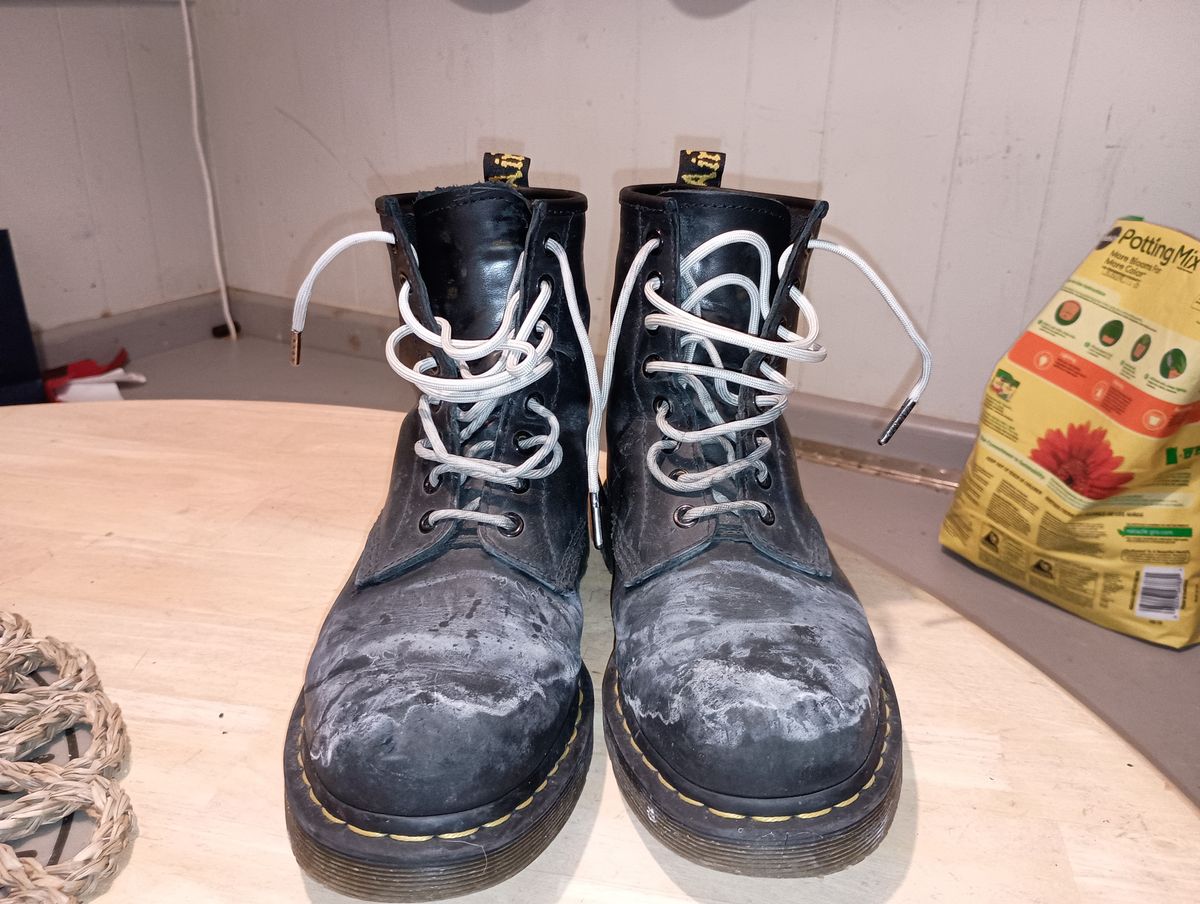 Photo by SidMc01 on February 4, 2025 of the Dr. Martens 1460 SR in Industrial Full Grain.