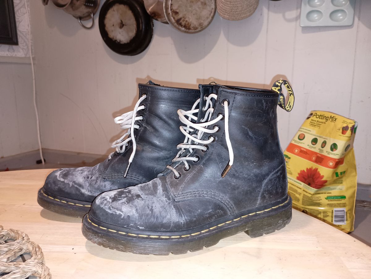 Photo by SidMc01 on February 4, 2025 of the Dr. Martens 1460 SR in Industrial Full Grain.