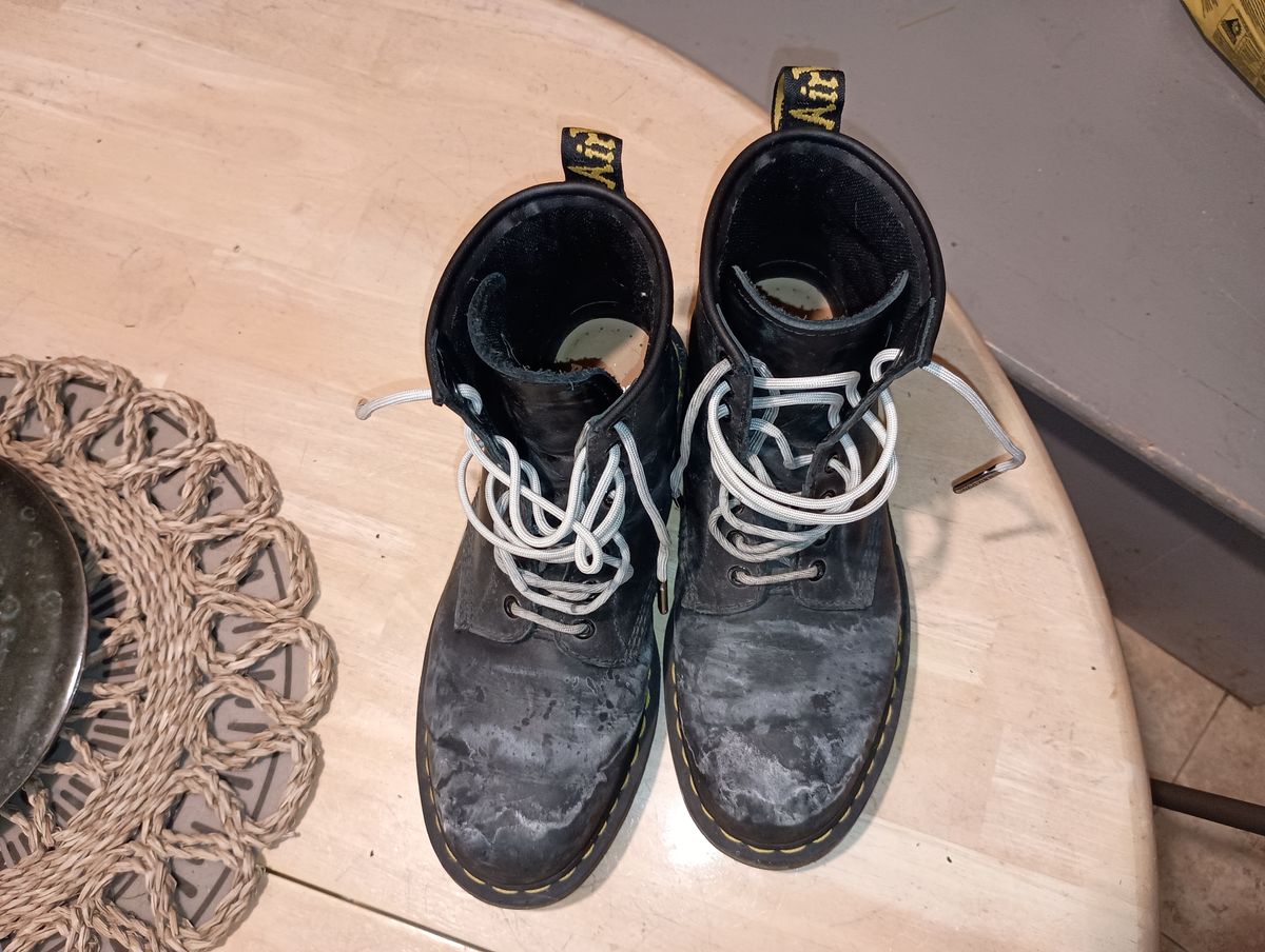 Photo by SidMc01 on February 4, 2025 of the Dr. Martens 1460 SR in Industrial Full Grain.