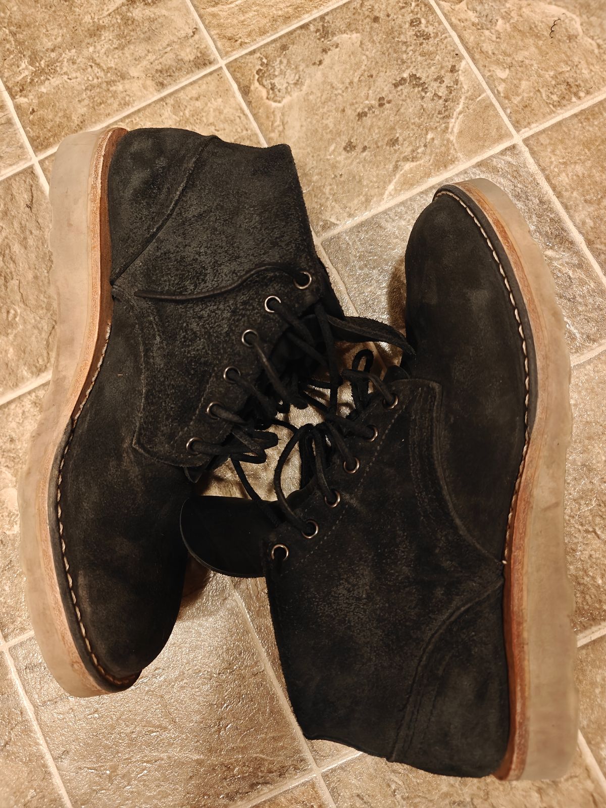 Photo by pancake_32 on December 6, 2025 of the Nicks Aldert Strider in Seidel MaxSupport Black Roughout.