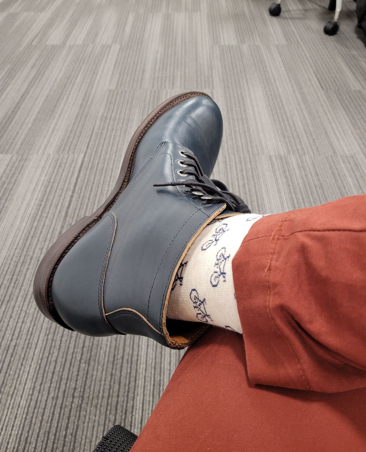 Photo by quantum_quetzal on November 3, 2022 of the Grant Stone Diesel Boot in Horween Navy Chromexcel.