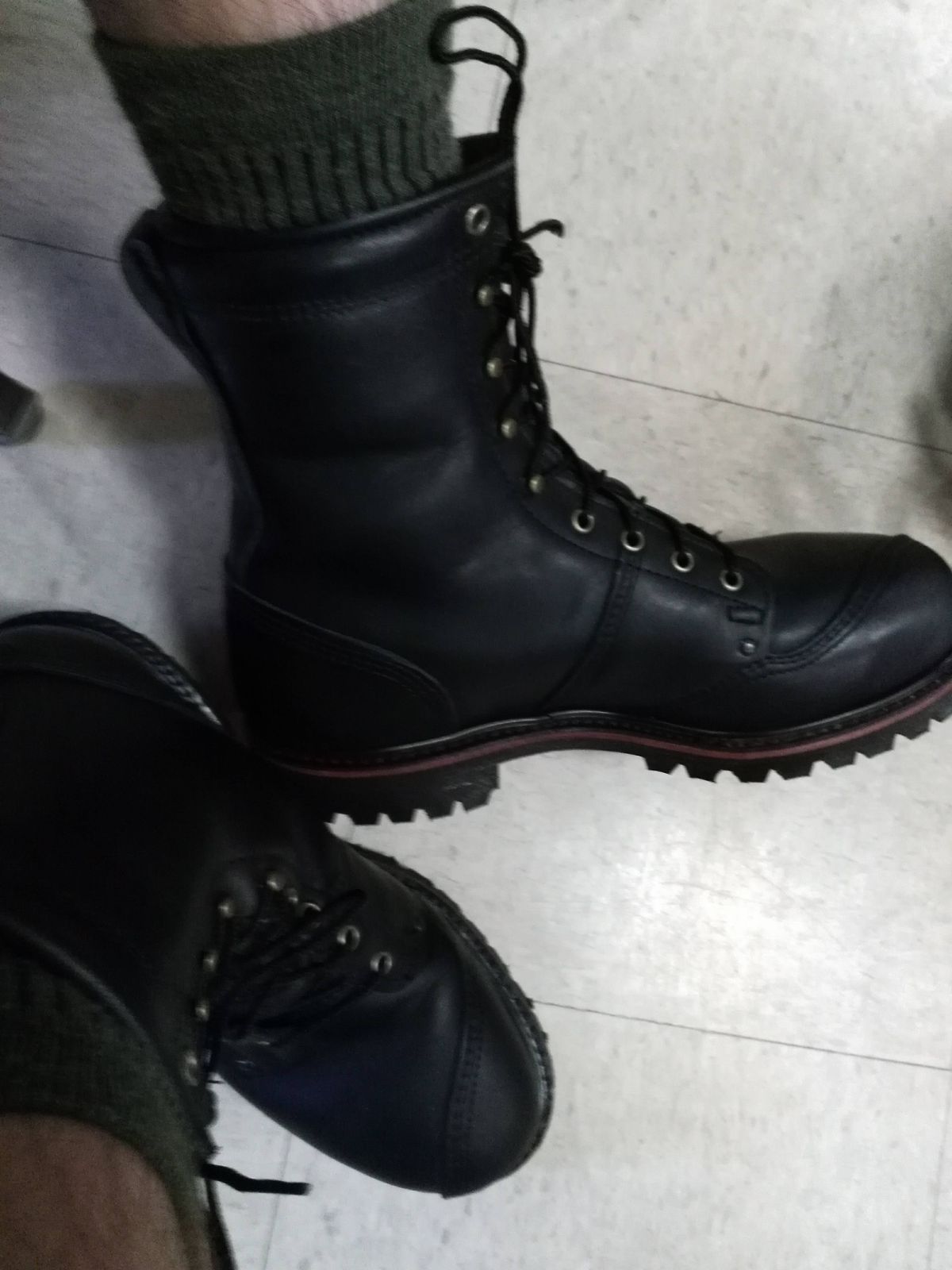 Photo by quantum_quetzal on May 21, 2018 of the Trav's Outfitter Cove 709K Kevlar Logger in Black Heavy Oil Leather.