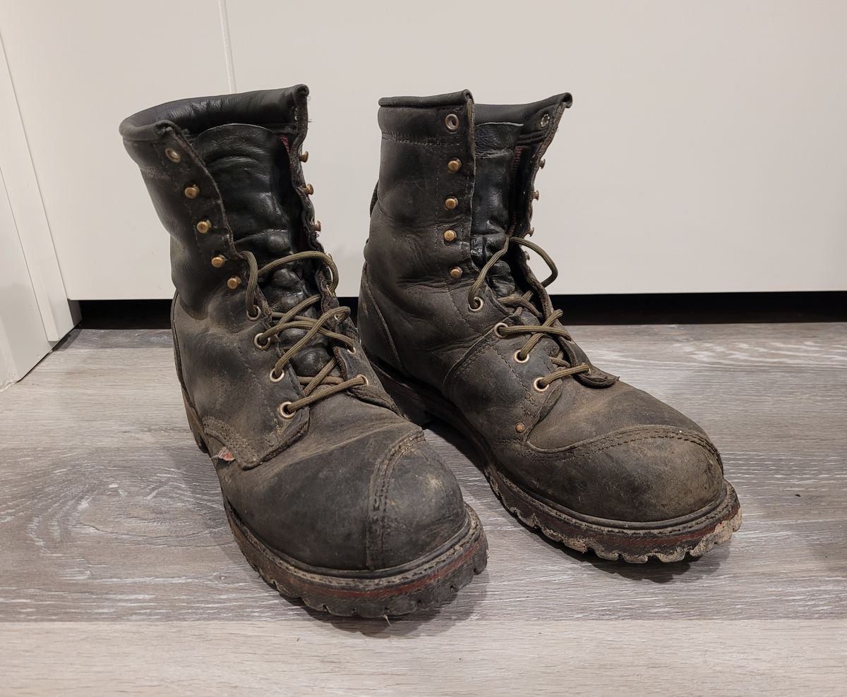 Photo by quantum_quetzal on October 25, 2022 of the Trav's Outfitter Cove 709K Kevlar Logger in Black Heavy Oil Leather.