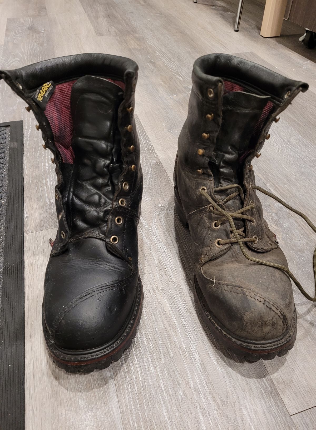 Photo by quantum_quetzal on November 4, 2022 of the Trav's Outfitter Cove 709K Kevlar Logger in Black Heavy Oil Leather.