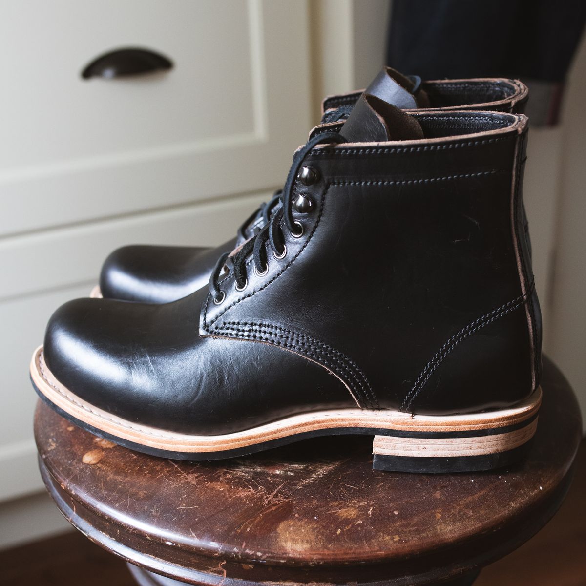 Photo by niftee_thrifteee on October 1, 2022 of the Virtus Leather Unlisted Model in Horween Black Chromexcel Horsebutt.