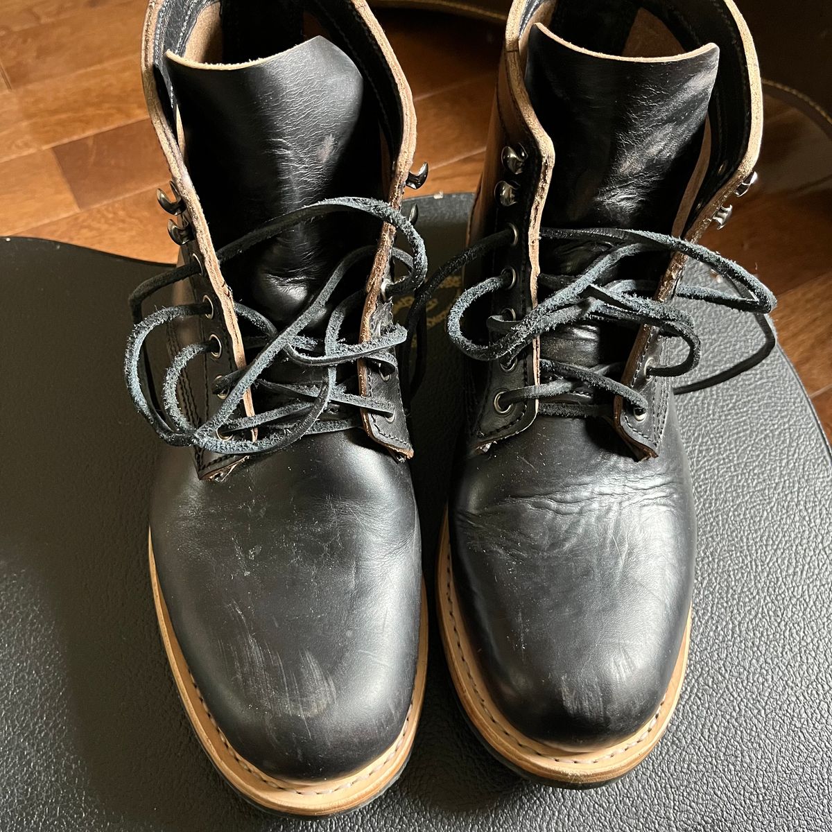 Photo by niftee_thrifteee on October 8, 2022 of the Virtus Leather Unlisted Model in Horween Black Chromexcel Horsebutt.