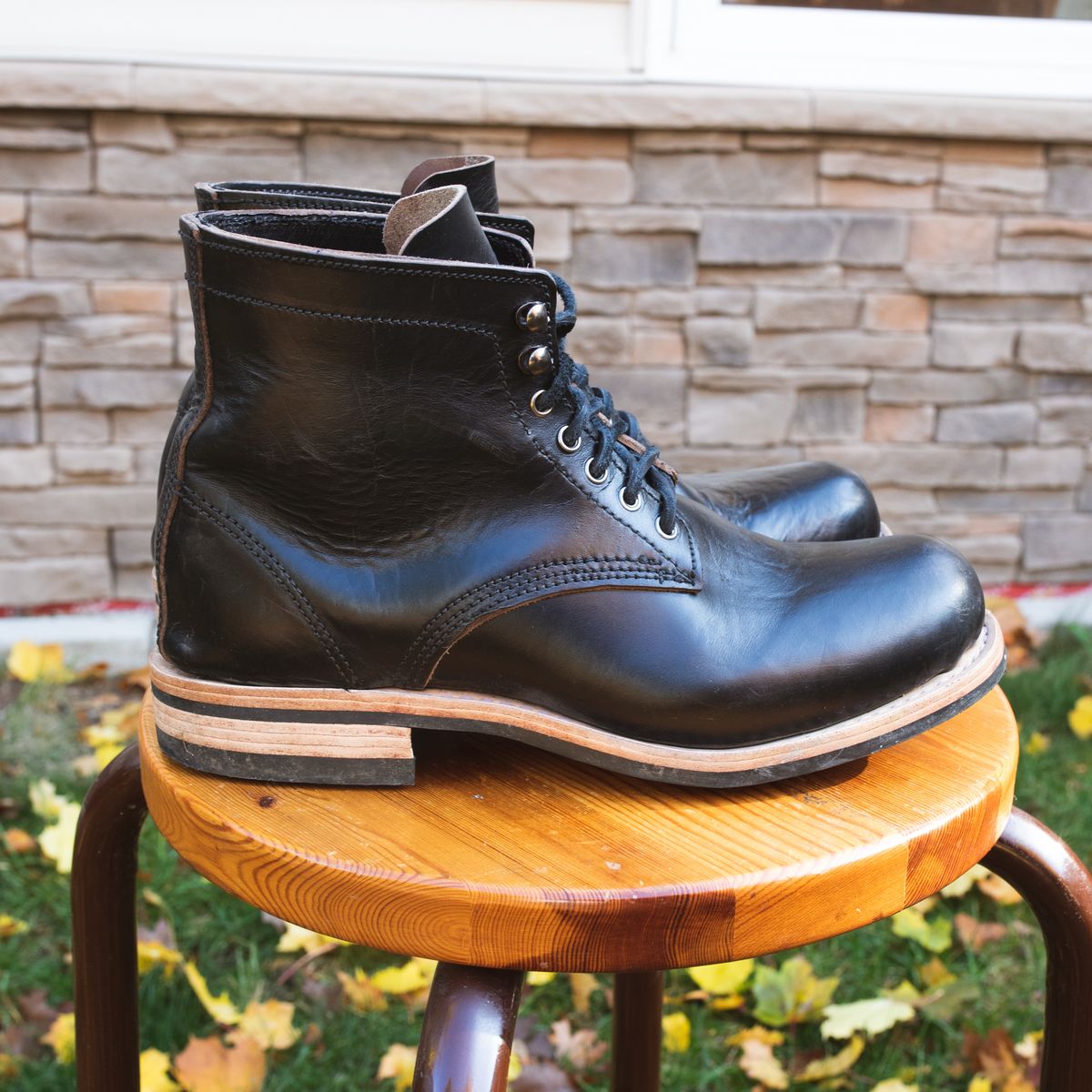 Photo by niftee_thrifteee on November 1, 2022 of the Virtus Leather Unlisted Model in Horween Black Chromexcel Horsebutt.