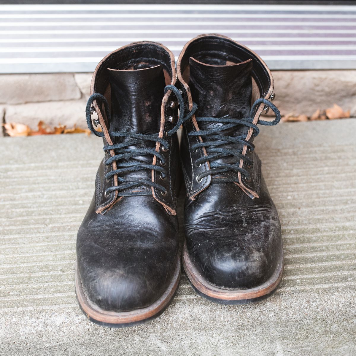 Photo by niftee_thrifteee on December 1, 2022 of the Virtus Leather Unlisted Model in Horween Black Chromexcel Horsebutt.