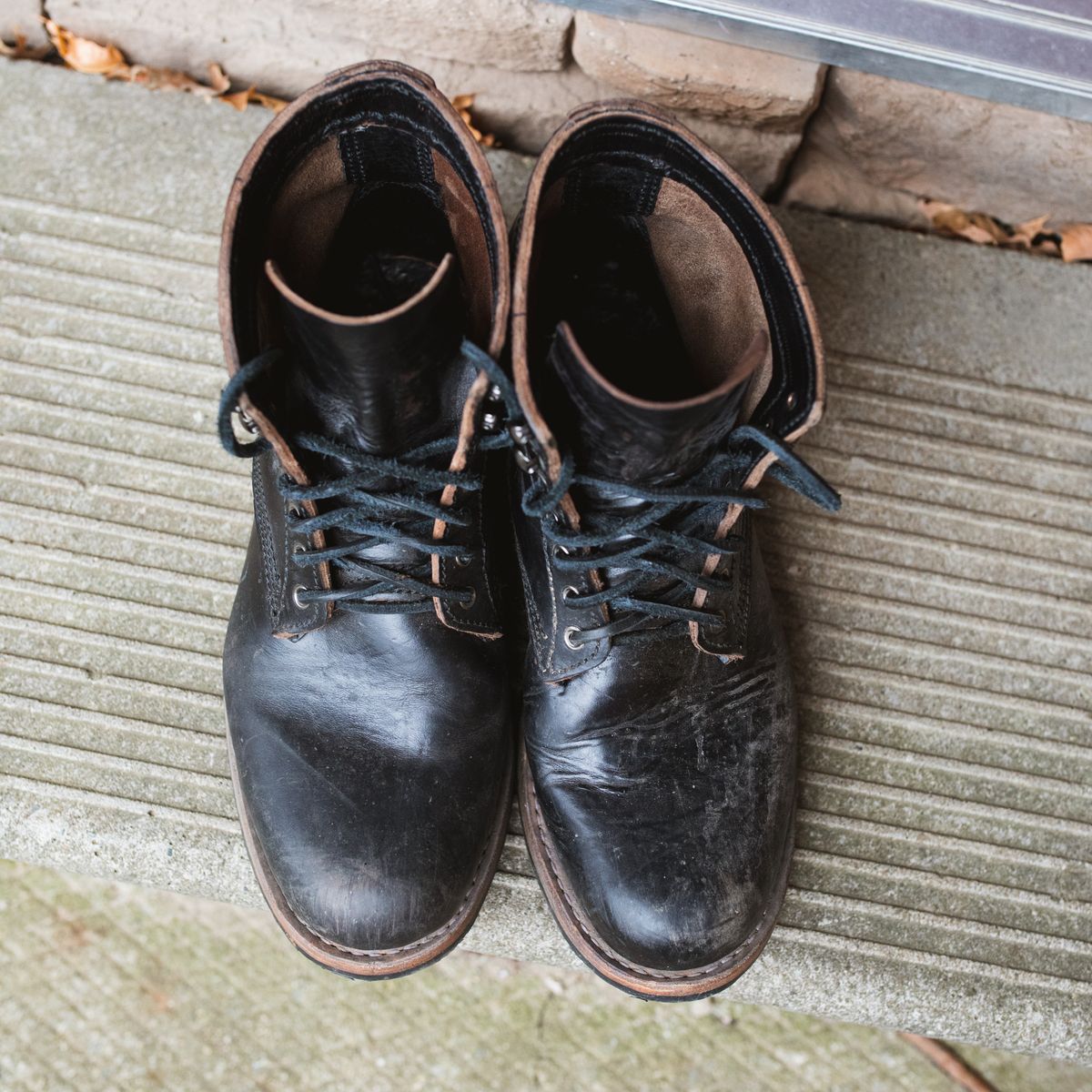 Photo by niftee_thrifteee on December 1, 2022 of the Virtus Leather Unlisted Model in Horween Black Chromexcel Horsebutt.