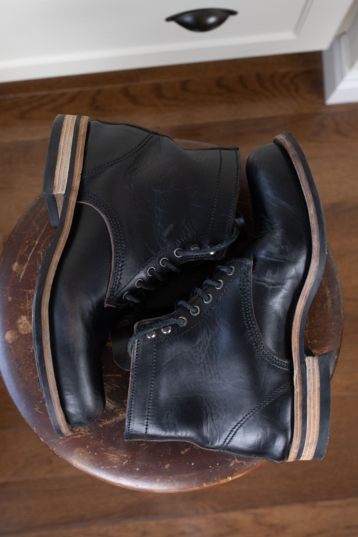 Photo by niftee_thrifteee on January 1, 2023 of the Virtus Leather Unlisted Model in Horween Black Chromexcel Horsebutt.