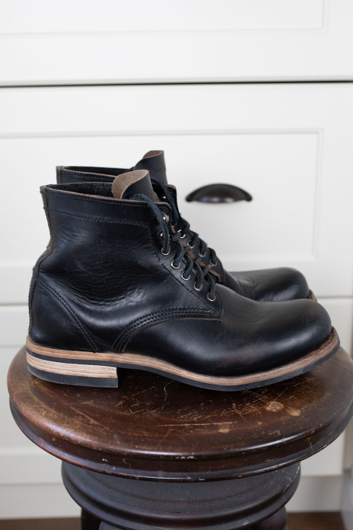 Photo by niftee_thrifteee on January 1, 2023 of the Virtus Leather Unlisted Model in Horween Black Chromexcel Horsebutt.