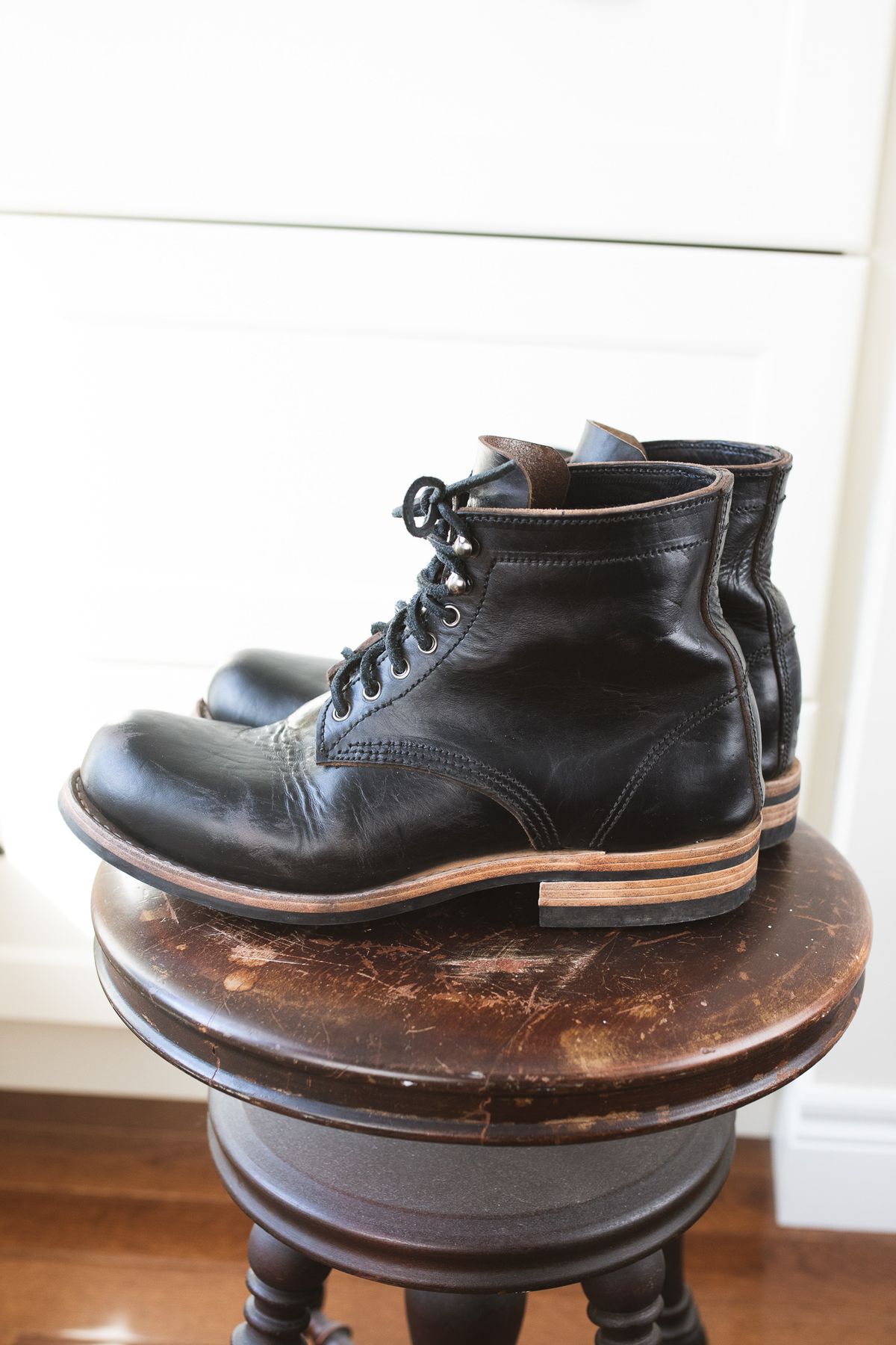 Photo by niftee_thrifteee on February 1, 2023 of the Virtus Leather Unlisted Model in Horween Black Chromexcel Horsebutt.