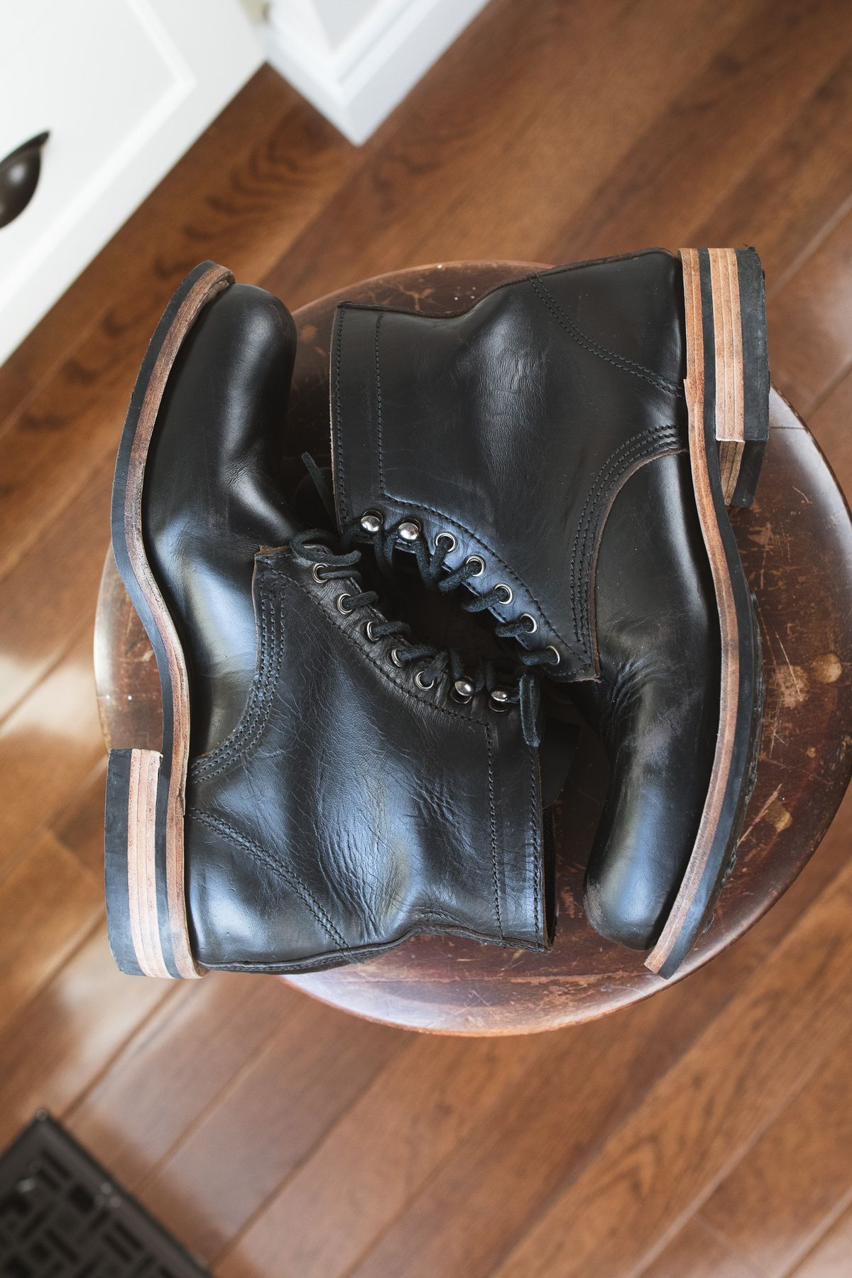 Photo by niftee_thrifteee on February 1, 2023 of the Virtus Leather Unlisted Model in Horween Black Chromexcel Horsebutt.