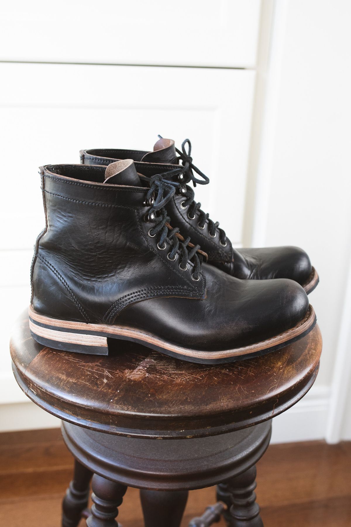 Photo by niftee_thrifteee on February 1, 2023 of the Virtus Leather Unlisted Model in Horween Black Chromexcel Horsebutt.