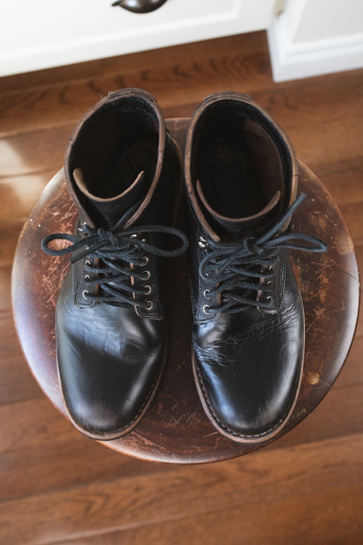 Photo by niftee_thrifteee on February 1, 2023 of the Virtus Leather Unlisted Model in Horween Black Chromexcel Horsebutt.