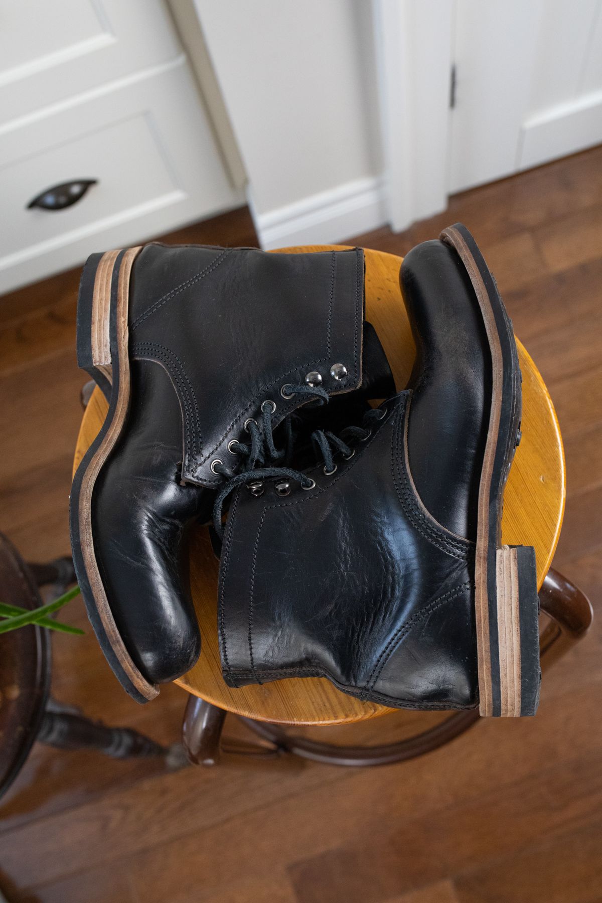 Photo by niftee_thrifteee on March 1, 2023 of the Virtus Leather Unlisted Model in Horween Black Chromexcel Horsebutt.