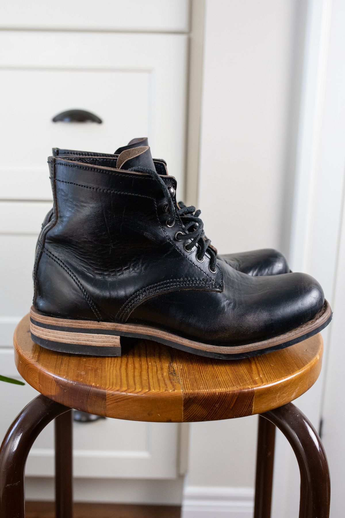 Photo by niftee_thrifteee on March 1, 2023 of the Virtus Leather Unlisted Model in Horween Black Chromexcel Horsebutt.