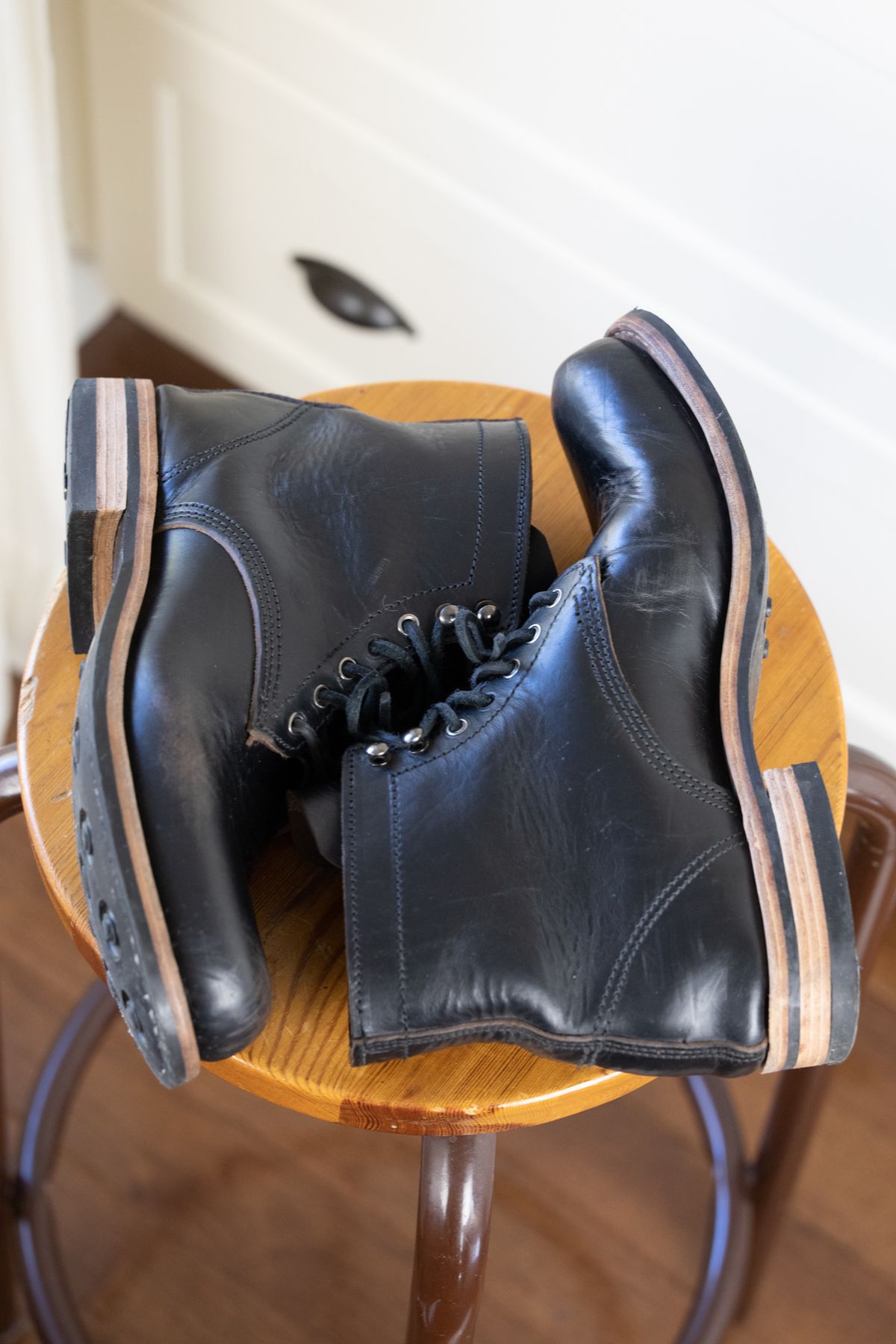 Photo by niftee_thrifteee on April 1, 2023 of the Virtus Leather Unlisted Model in Horween Black Chromexcel Horsebutt.