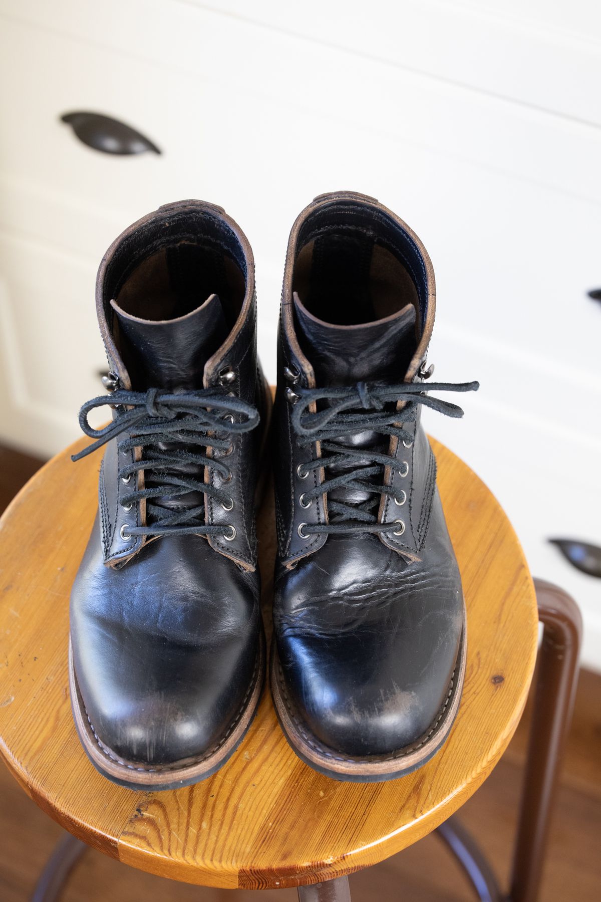 Photo by niftee_thrifteee on April 1, 2023 of the Virtus Leather Unlisted Model in Horween Black Chromexcel Horsebutt.