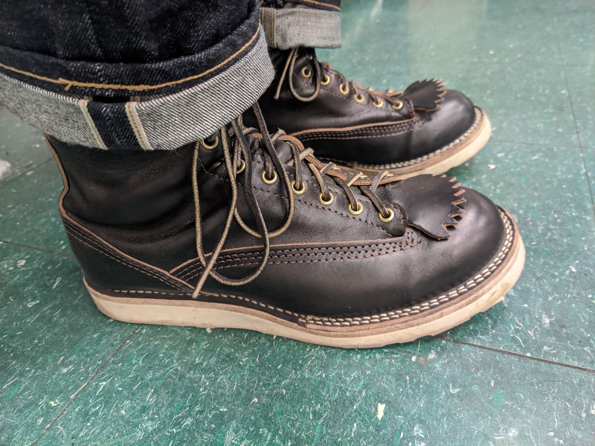 Photo by Coop on October 24, 2023 of the Wesco Jobmaster in Horween Black Chromexcel Horsehide.