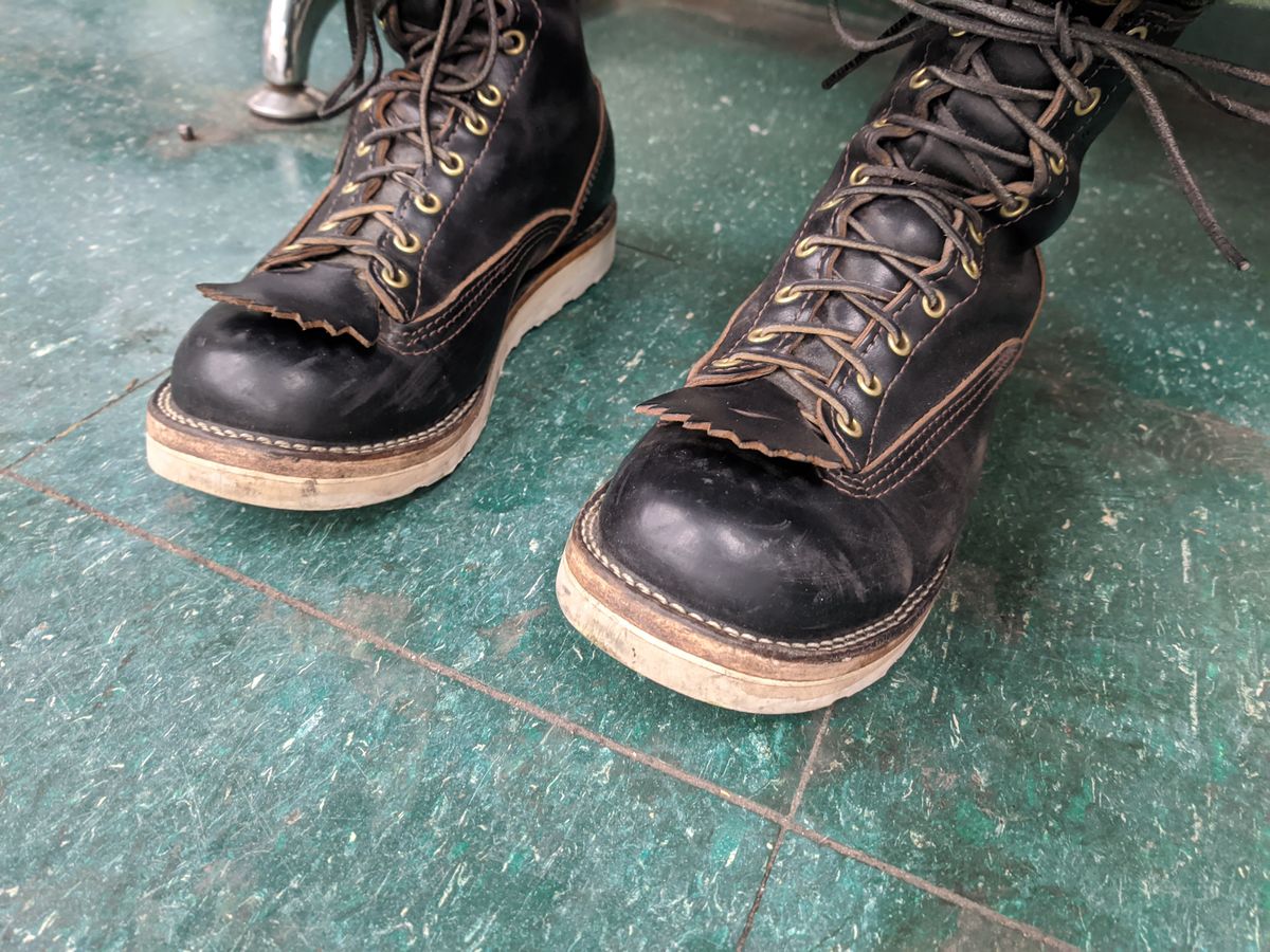 Photo by Coop on February 27, 2024 of the Wesco Jobmaster in Horween Black Chromexcel Horsehide.