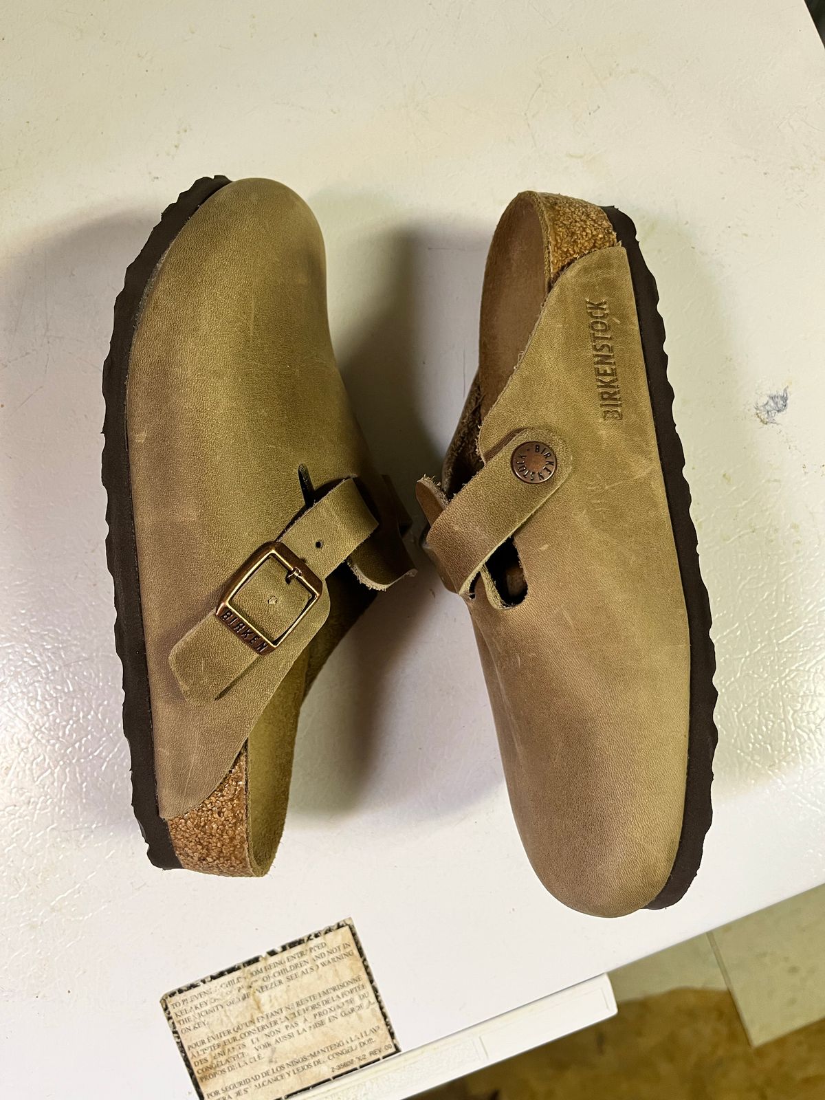 Photo by SoggySwanSongs on November 6, 2022 of the Birkenstock Boston in Tobacco Brown Oiled Leather.