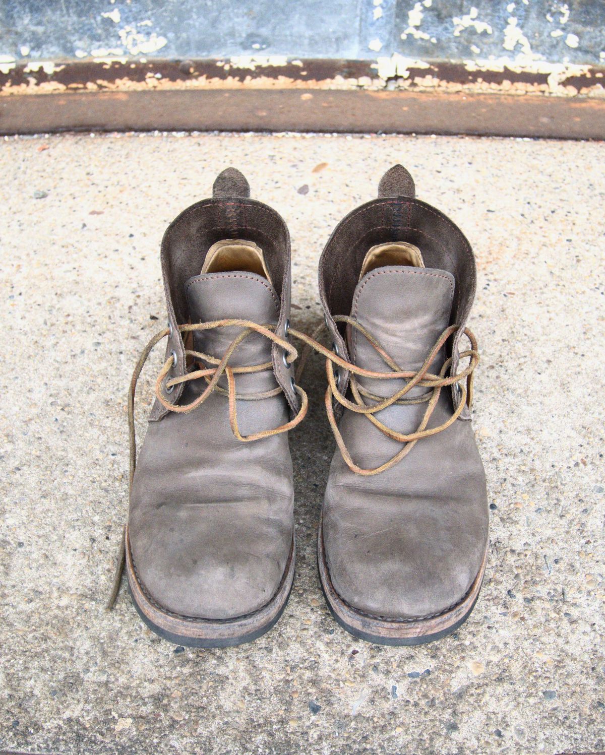 Photo by blaisebootco on January 2, 2024 of the Blaise Boot Co. Traveler Chukka in Grease Trap Grey Nubuck.