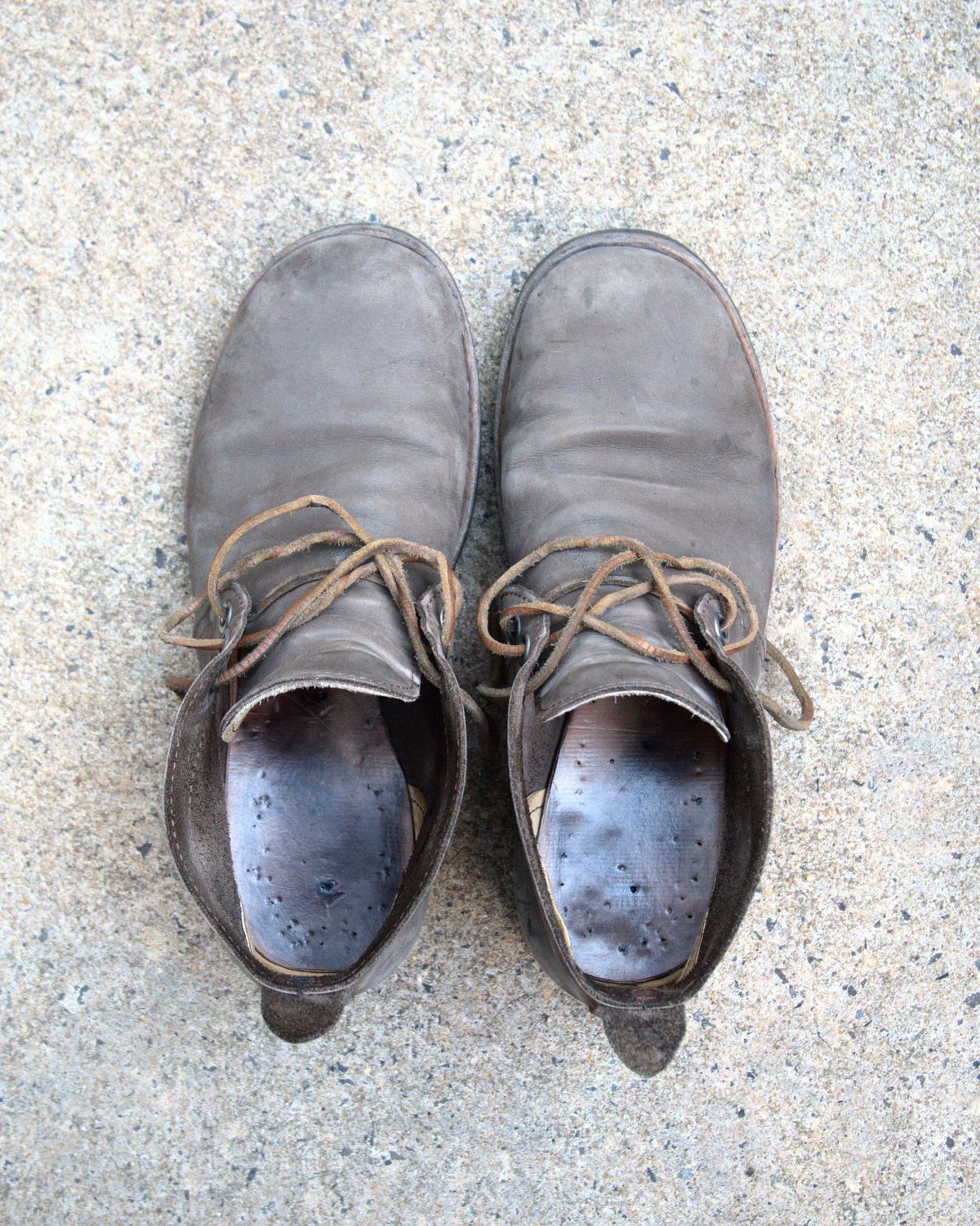 Photo by blaisebootco on January 2, 2024 of the Blaise Boot Co. Traveler Chukka in Grease Trap Grey Nubuck.