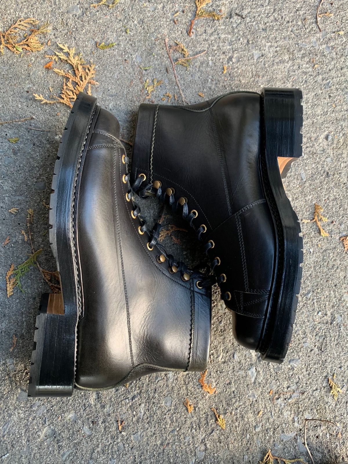 Photo by xavierwt on October 1, 2022 of the Sagara Cordmaster in Badalassi Carlo Oliva Minerva Overdyed Black.