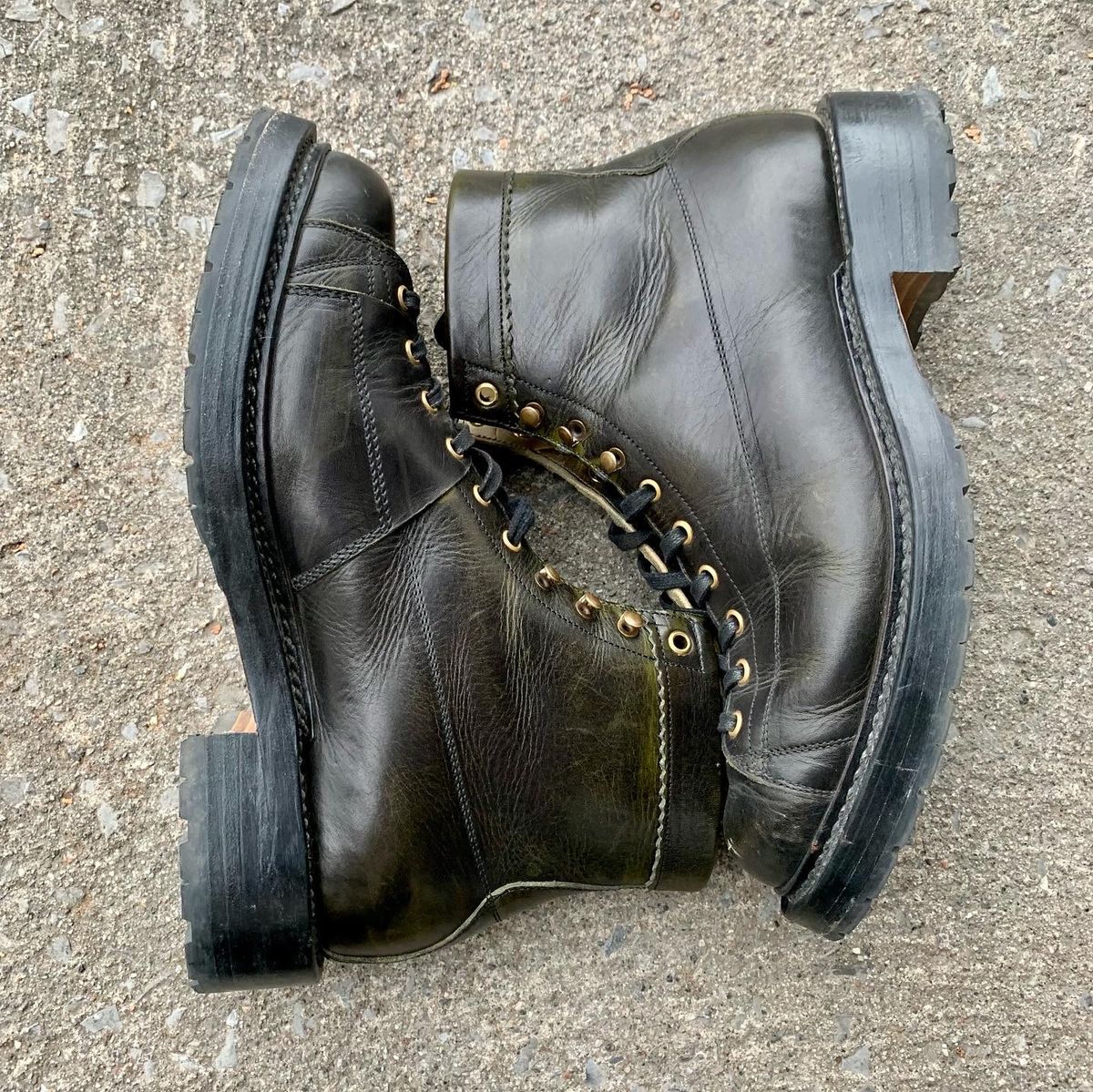 Photo by xavierwt on November 5, 2022 of the Sagara Cordmaster in Badalassi Carlo Oliva Minerva Overdyed Black.